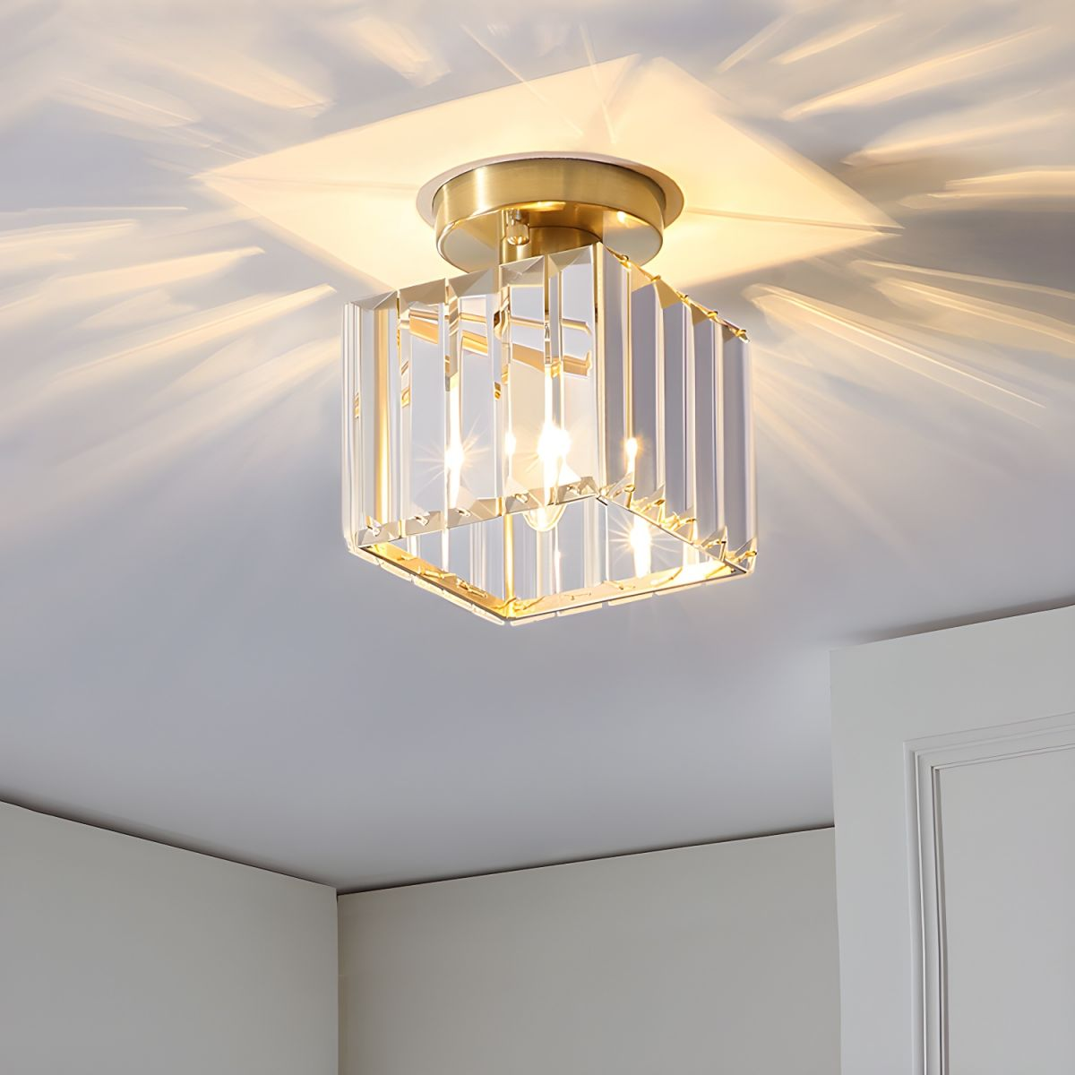 Kristallen Plafondlamp Met Messing Afwerking Voor Een Luxe & Warme Sfeer