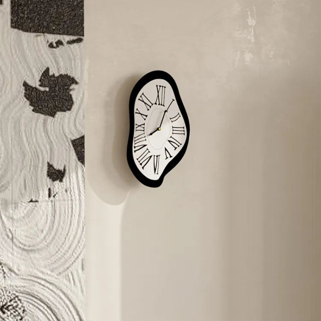 Moderne Wandklok – Zwarte Metalen Klok met Romeinse Cijfers en Artistiek Design, Geïnspireerd door Dalí's Smeltende Klokken