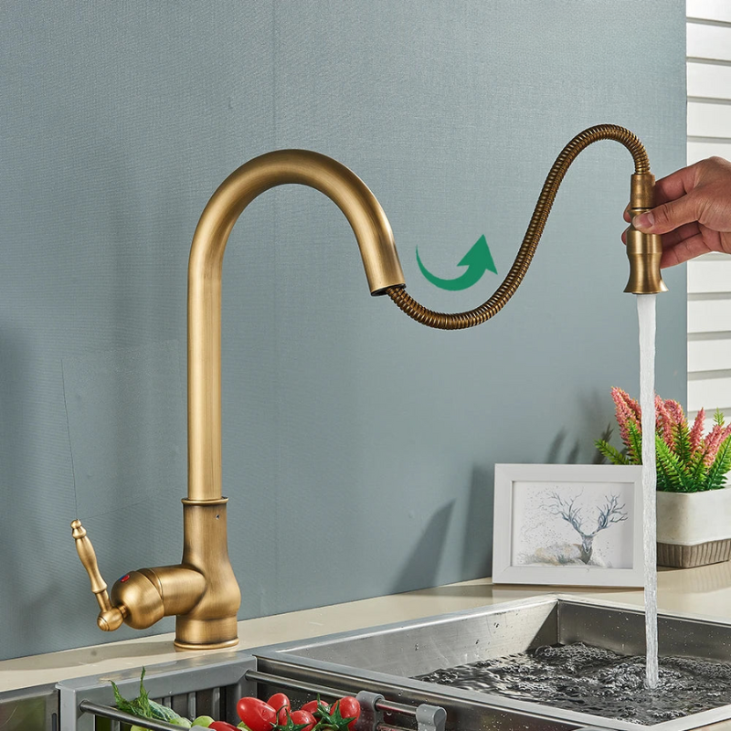 Antieke Messing Keukenkraan Met Klassiek Design Voor Een Tijdloze Keuken