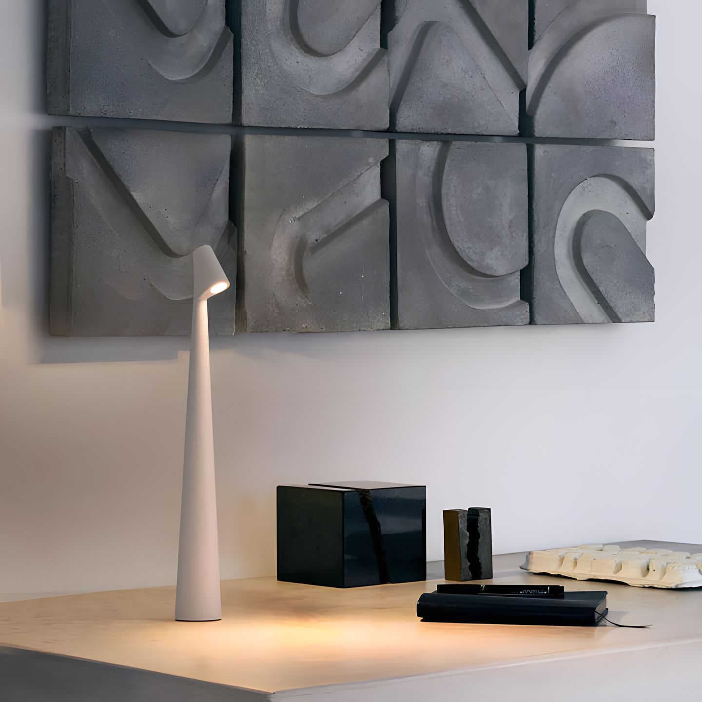 SlimLuxe - Cordless Table Lamp with Adjustable Brightness