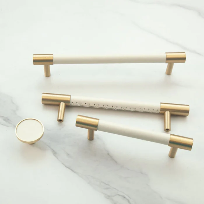 Messing Kastgrepen Met Leren Detail Voor Een Luxe Upgrade