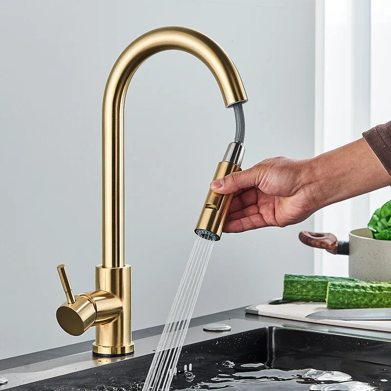 Uittrekbare 360° Draaibare Mengkraan In Geborsteld Goud Voor Een Luxe Keuken