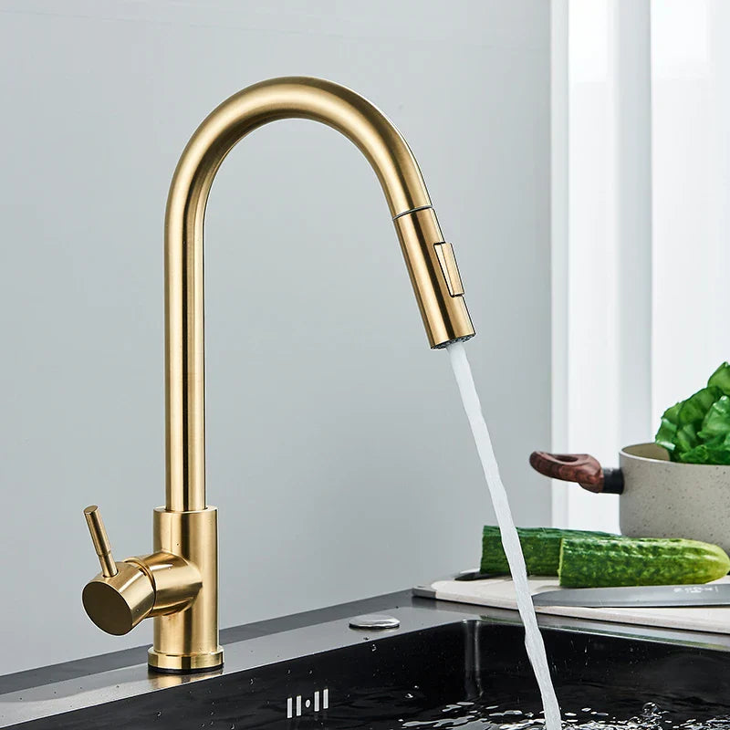 Uittrekbare 360° Draaibare Mengkraan In Geborsteld Goud Voor Een Luxe Keuken