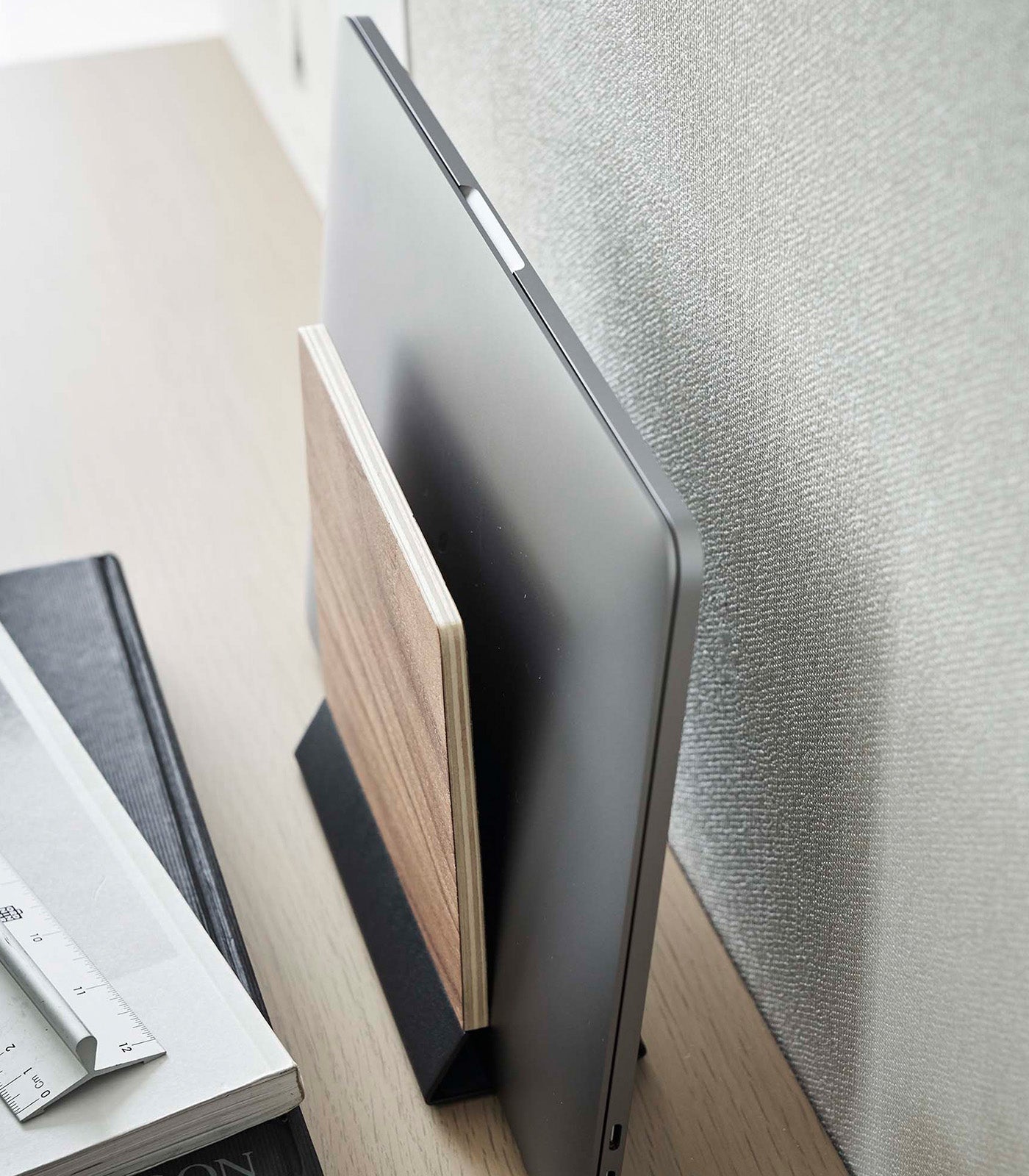 Slimme Laptop Stand – Ergonomische Laptopstandaard Van Staal & Hout Voor Een Stijlvolle Werkplek
