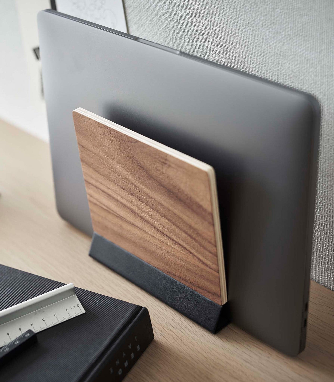 Slimme Laptop Stand – Ergonomische Laptopstandaard Van Staal & Hout Voor Een Stijlvolle Werkplek