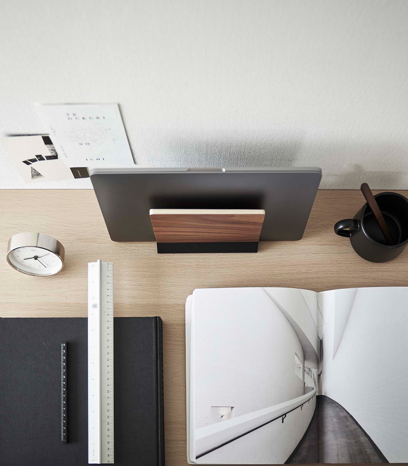 Slimme Laptop Stand – Ergonomische Laptopstandaard Van Staal & Hout Voor Een Stijlvolle Werkplek