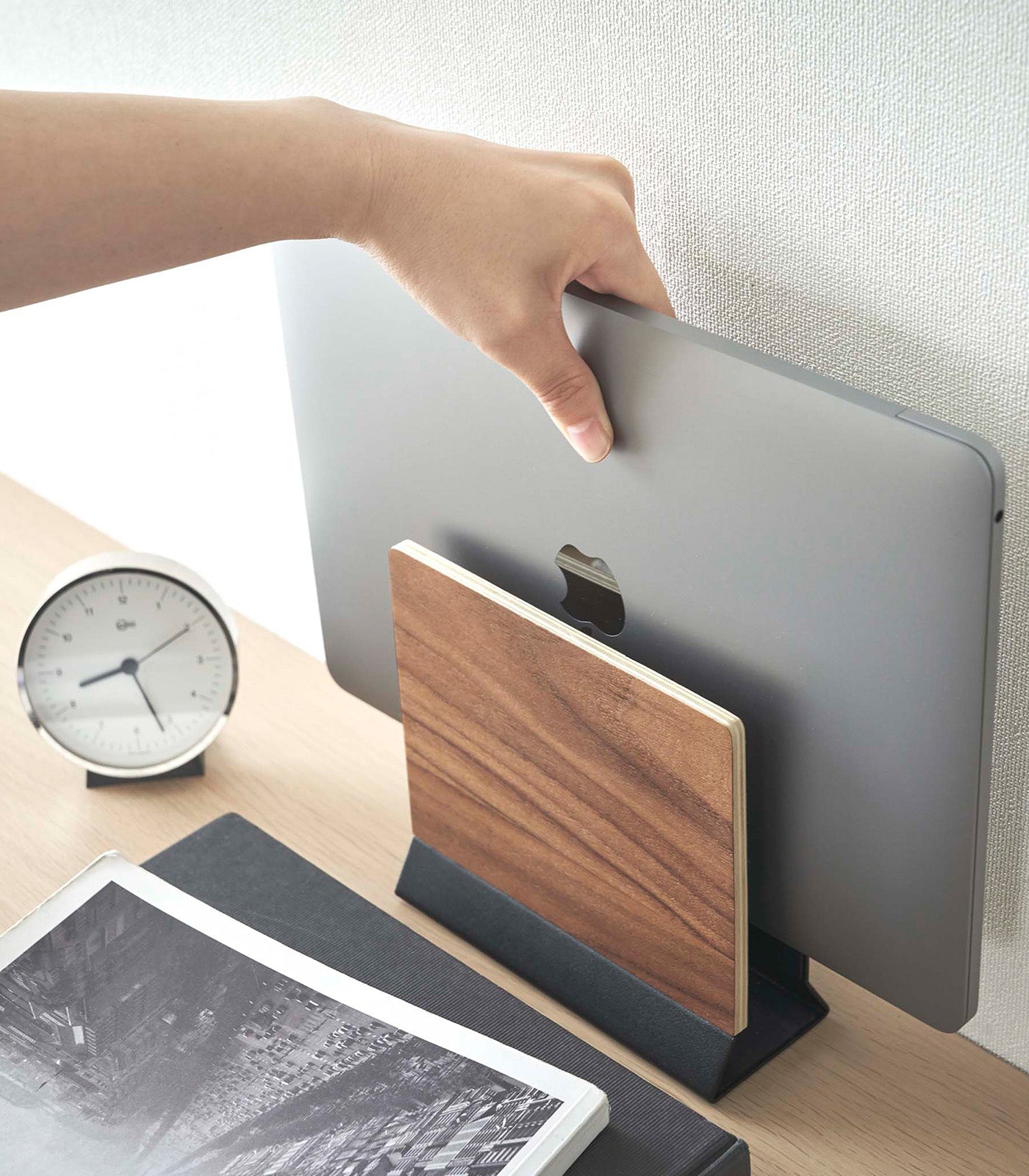 Slimme Laptop Stand – Ergonomische Laptopstandaard Van Staal & Hout Voor Een Stijlvolle Werkplek