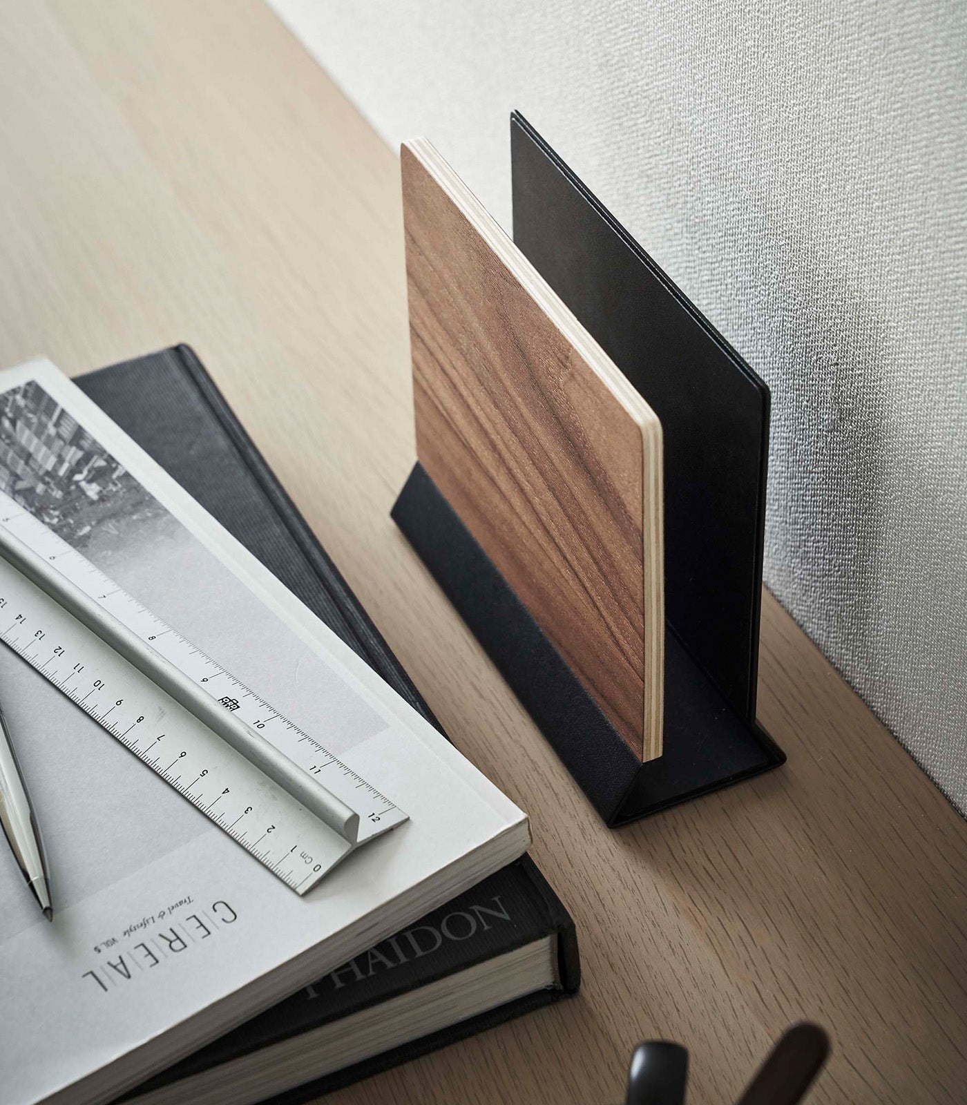 Slimme Laptop Stand – Ergonomische Laptopstandaard Van Staal & Hout Voor Een Stijlvolle Werkplek