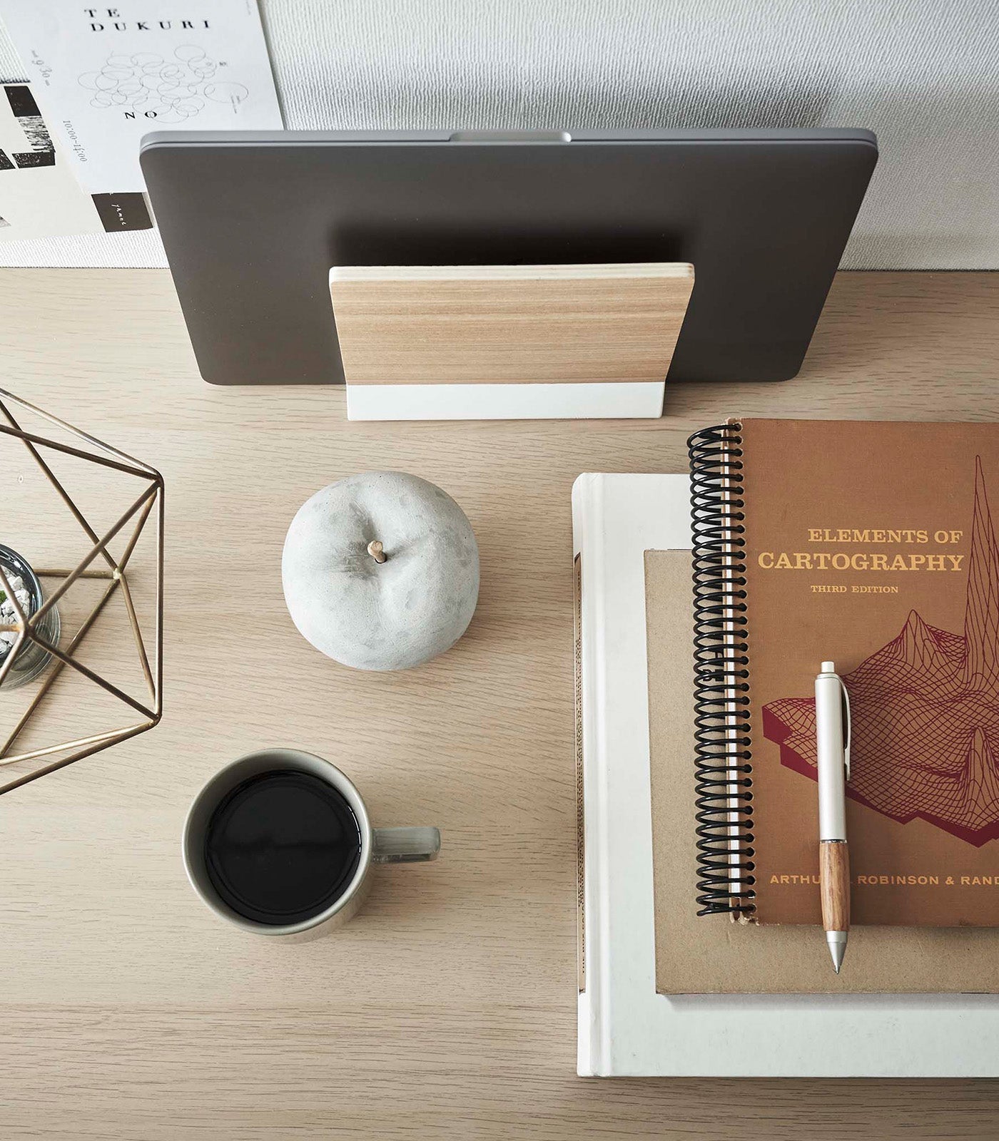 Slimme Laptop Stand – Ergonomische Laptopstandaard Van Staal & Hout Voor Een Stijlvolle Werkplek