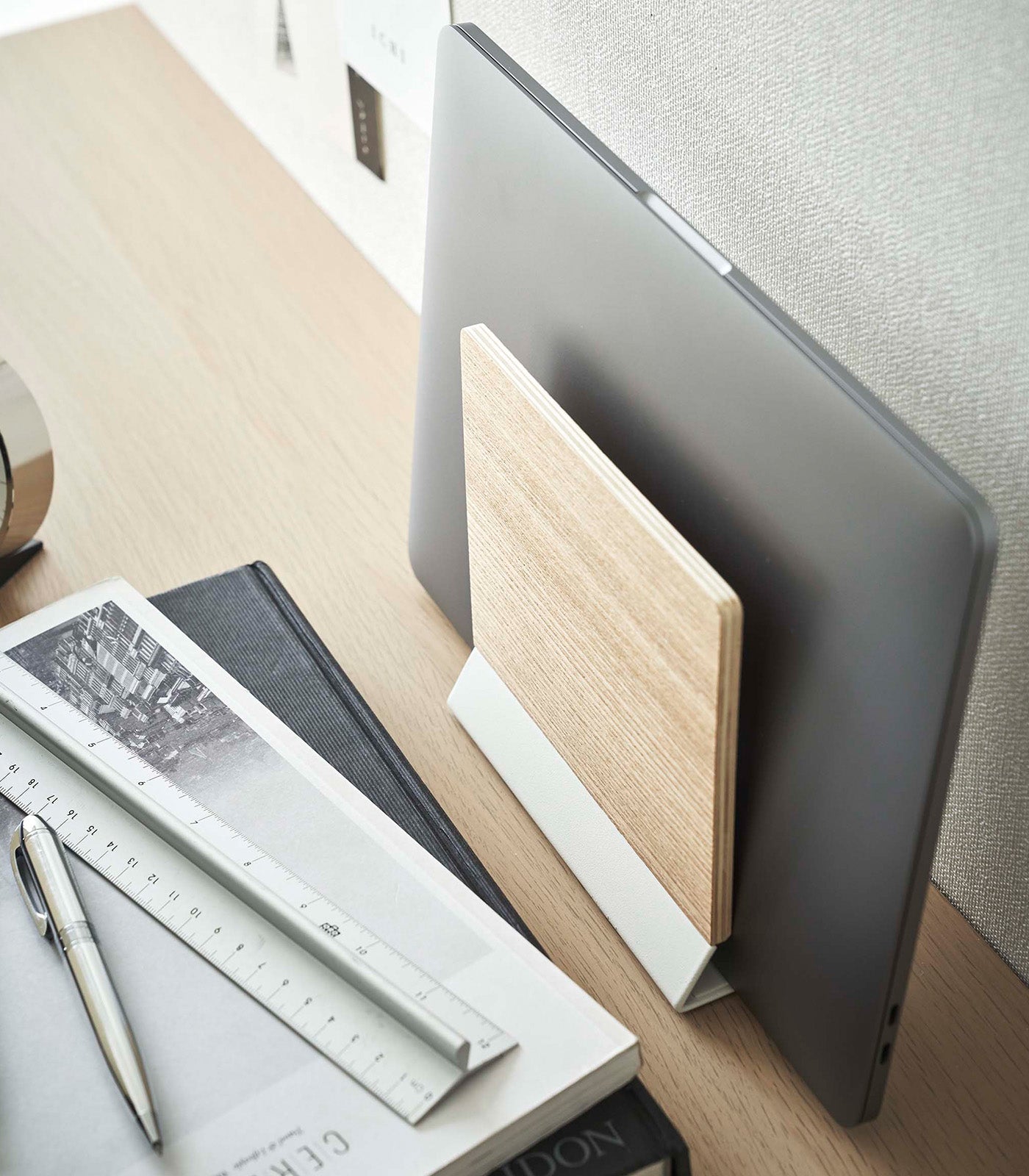 Slimme Laptop Stand – Ergonomische Laptopstandaard Van Staal & Hout Voor Een Stijlvolle Werkplek