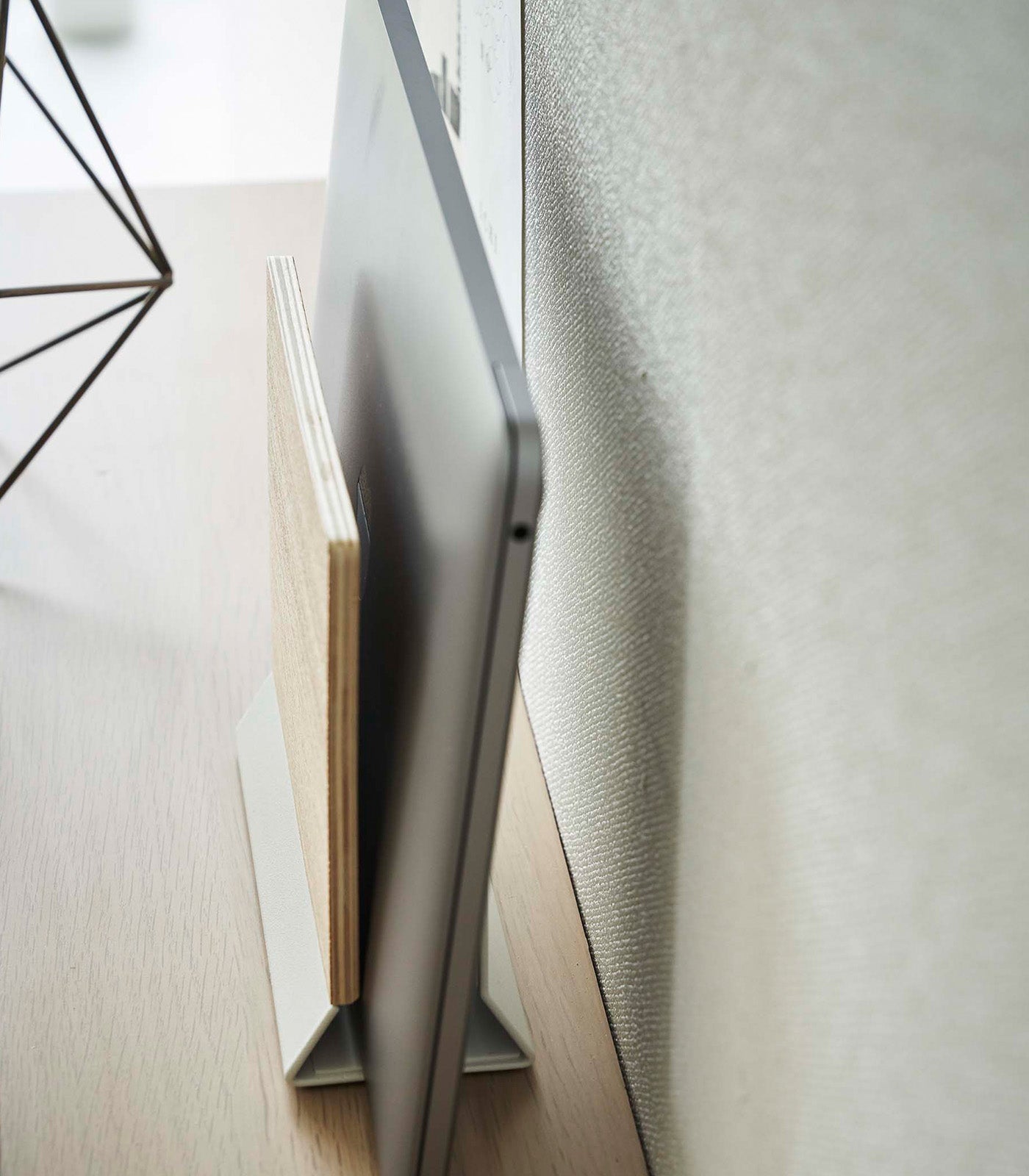 Slimme Laptop Stand – Ergonomische Laptopstandaard Van Staal & Hout Voor Een Stijlvolle Werkplek