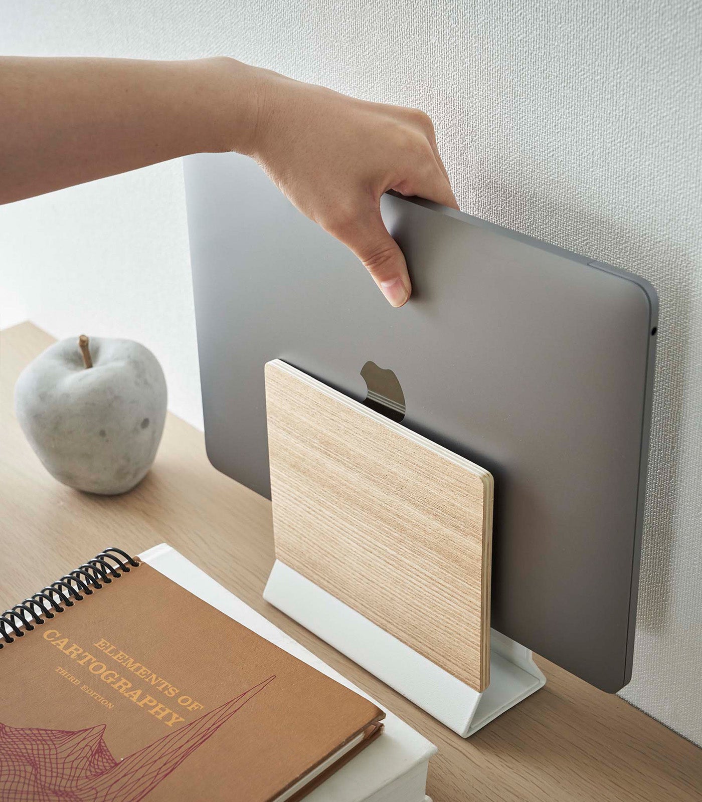 Slimme Laptop Stand – Ergonomische Laptopstandaard Van Staal & Hout Voor Een Stijlvolle Werkplek