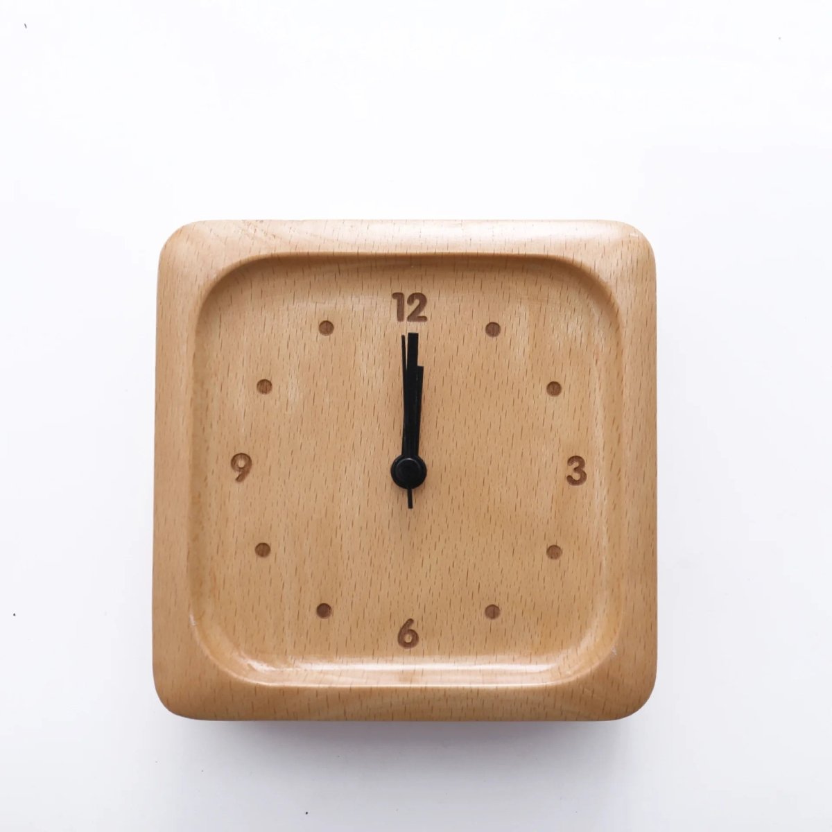 WoodMorn Wekker – Elegante Beukenhouten Alarmklok Voor Een Rustvolle En Stijlvolle Slaapkamer