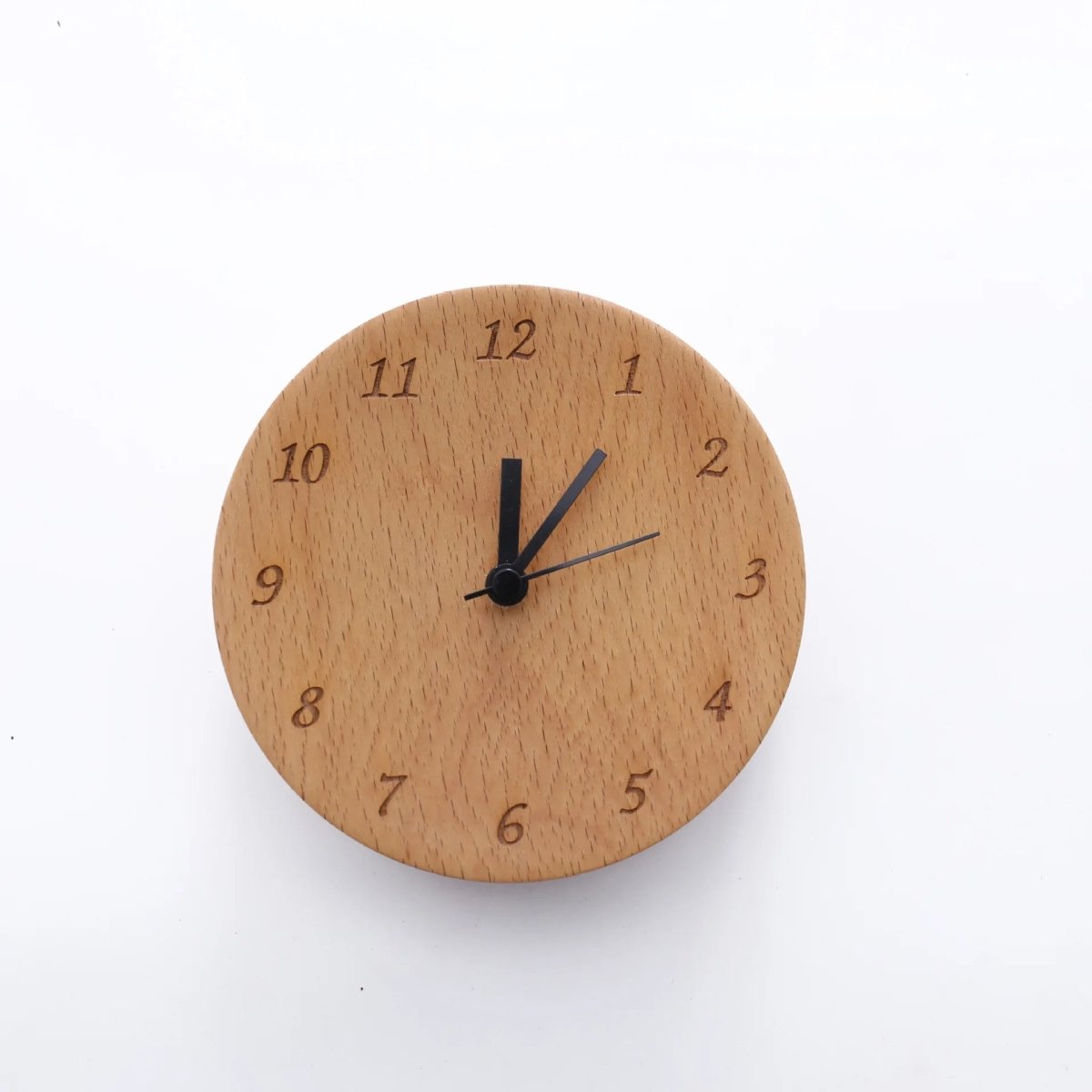 WoodMorn Wekker – Elegante Beukenhouten Alarmklok Voor Een Rustvolle En Stijlvolle Slaapkamer
