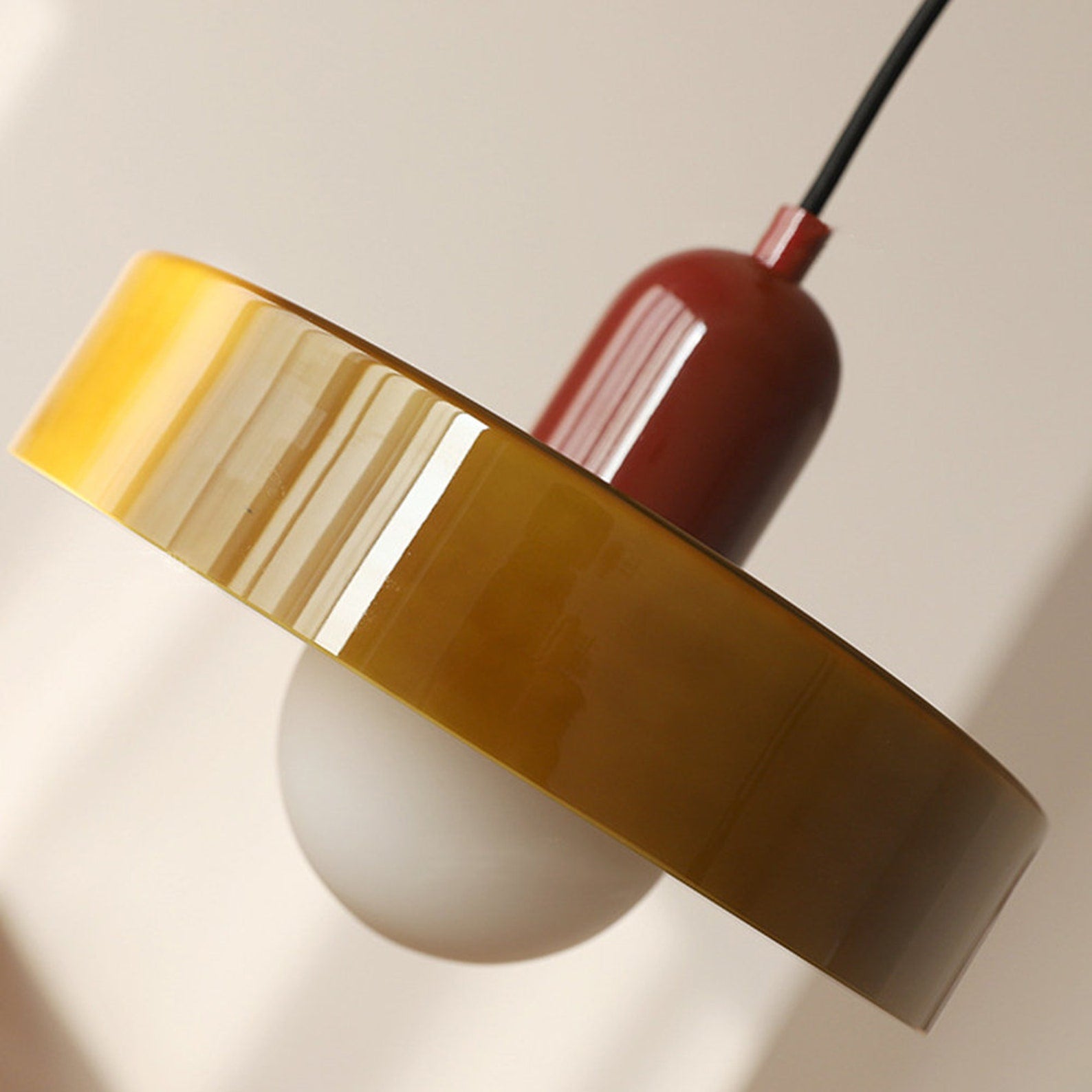 Kleurrijke Bauhaus Hanglamp Met Tijdloos Glasontwerp