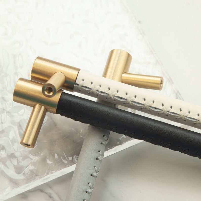 Messing Kastgrepen Met Leren Detail Voor Een Luxe Upgrade