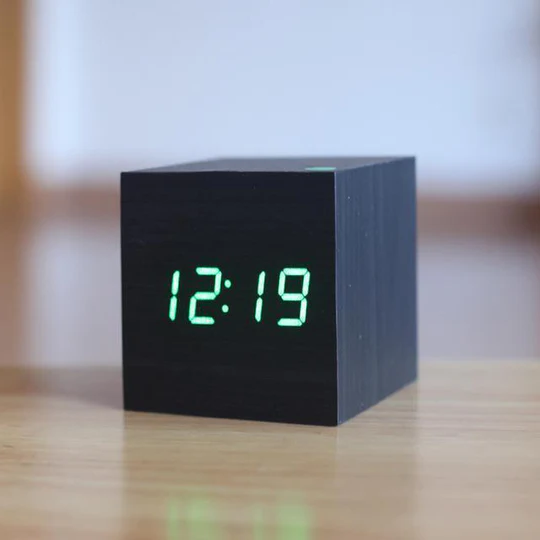 Modern Digitale Houten Klok | Minimalistisch & Stijlvol Voor Huis & Kantoor